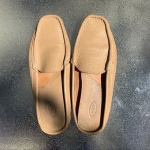 TODS LIGHT TAN MULES SIZE 8.5